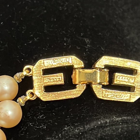 GIVENCHY Genuine Vintage 1977 Pearl Bracelet with Signed Clasp - Picture 2 of 6